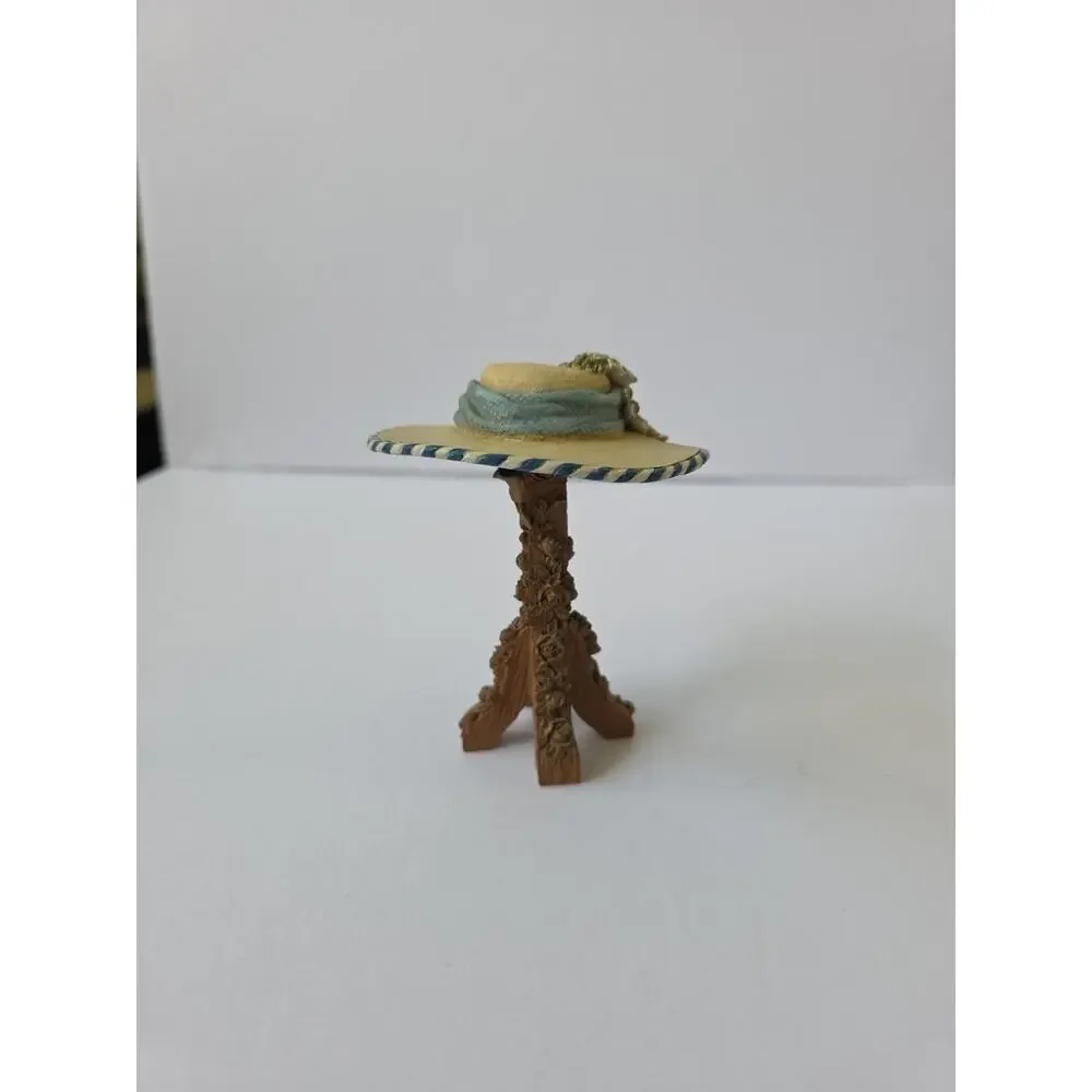 SANDY LYNAM CLOUGH COLLECT. SUZETTE DAISY BLUE STRIPE RESIN HAT WITH ROSE STAND